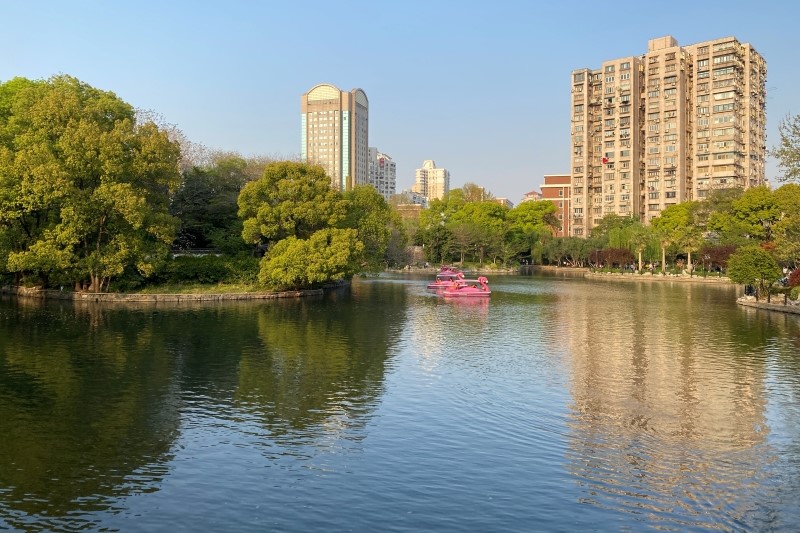 鲁迅公园里的湖面。佟鑫/拍摄