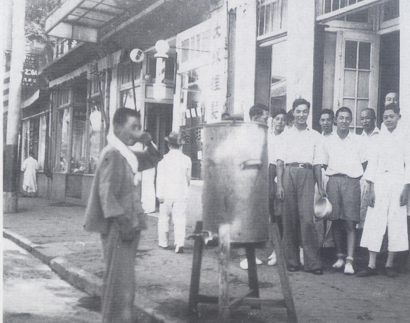 内山书店门前曾经设置茶水桶供路人免费饮用茶水。受访者供图